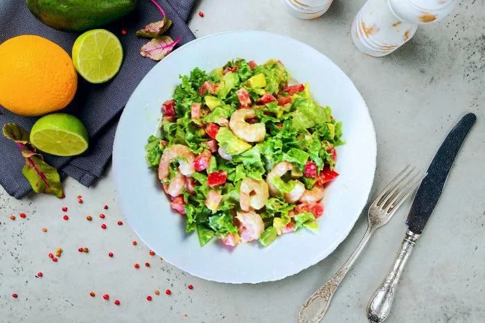 Салат c креветками и авокадо