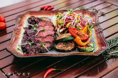 Страус в винном соусе