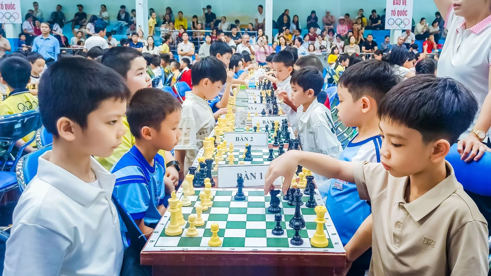 Открытие шахматного турнира среди различных возрастных групп района Нячанг в 2026 году