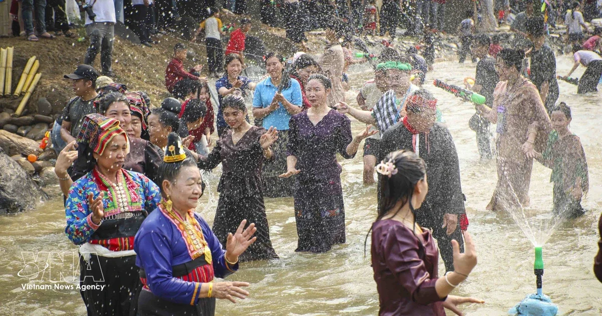 Яркий культурный дух на фестивале разбрызгивания воды в Диен Биен