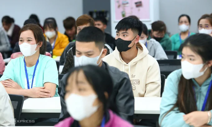 Фабрики Foxconn и Luxshare во Вьетнаме предлагают двухмесячную зарплату в качестве бонуса за подписание контракта и все равно не могут набрать достаточно рабочих