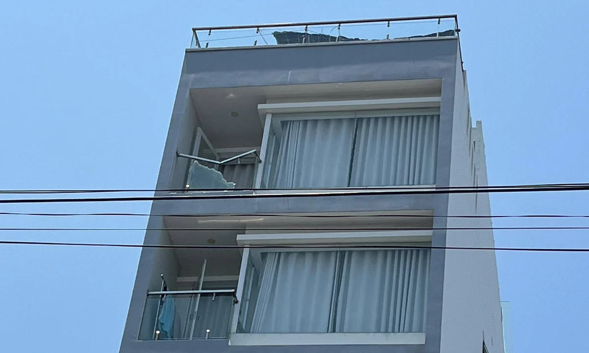 Упав с 7-го этажа многоквартирного дома, мужчина чудом остался жив