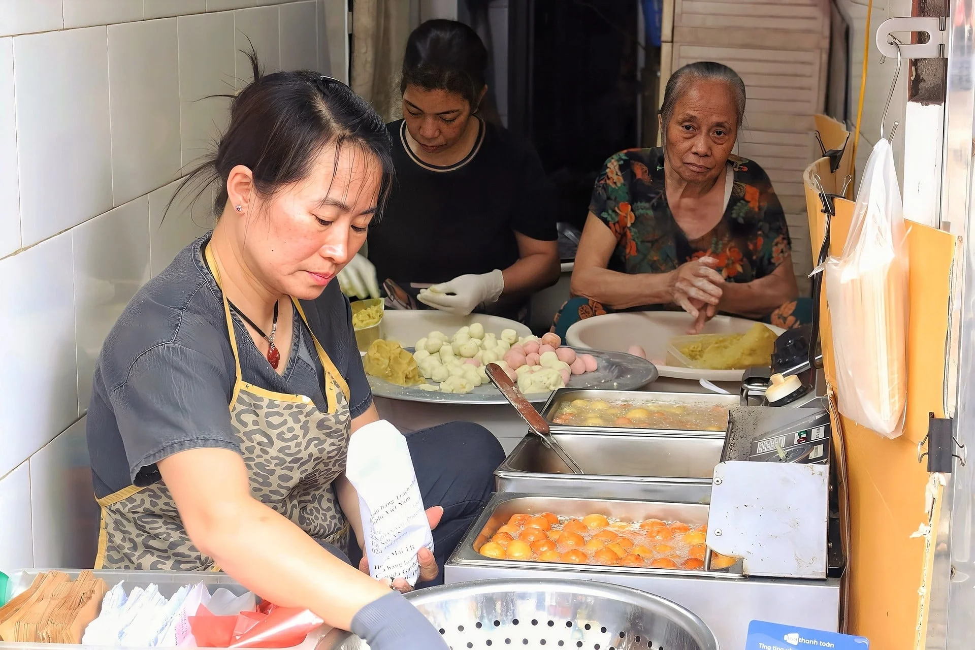 Иностранный турист попробовал бун за 55 000 донгов в Ханое и удивился обилию необычных «топпингов» в тарелке.