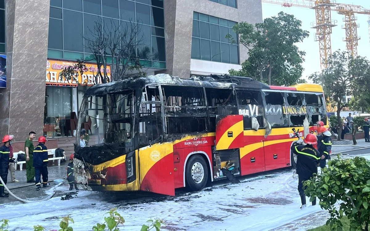 Спальный автобус с номерными знаками Хошимина загорелся в Нячанге