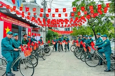 Члены народного ополчения района Нячанг проводят велопробег в рамках подготовки к Празднику Родины