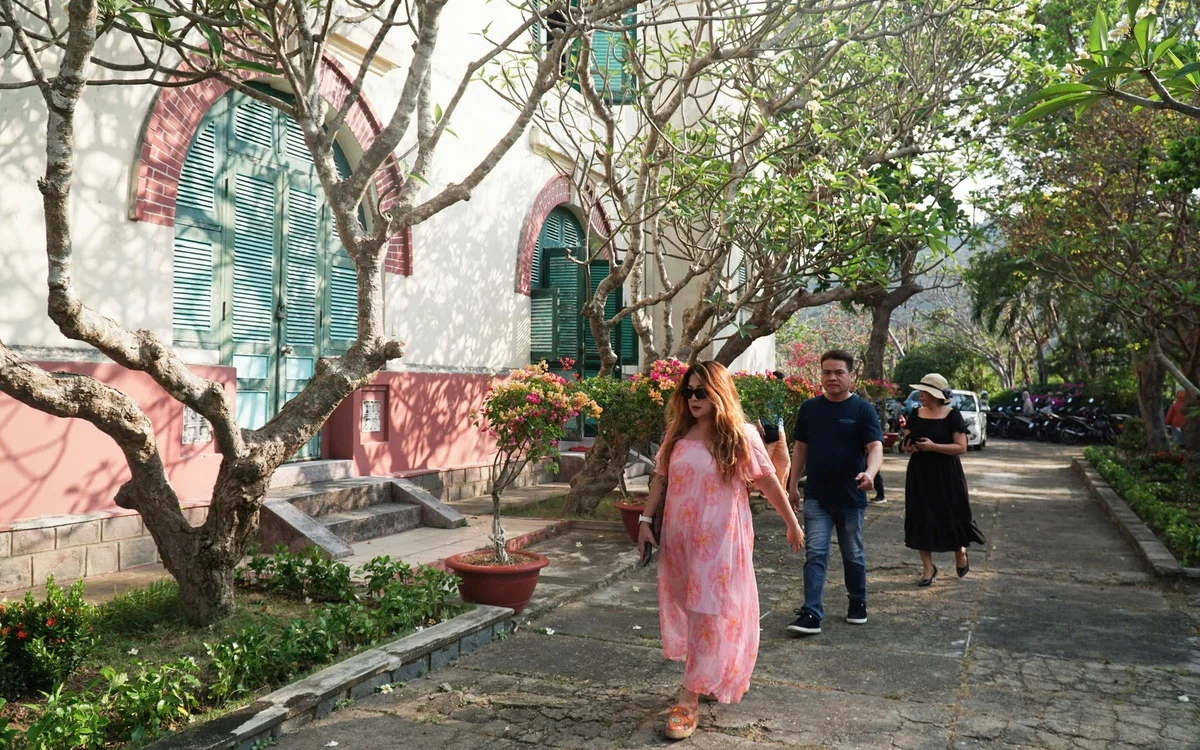 Вилла Бао Дай в Нячанге переполнена посетителями в первый день открытия