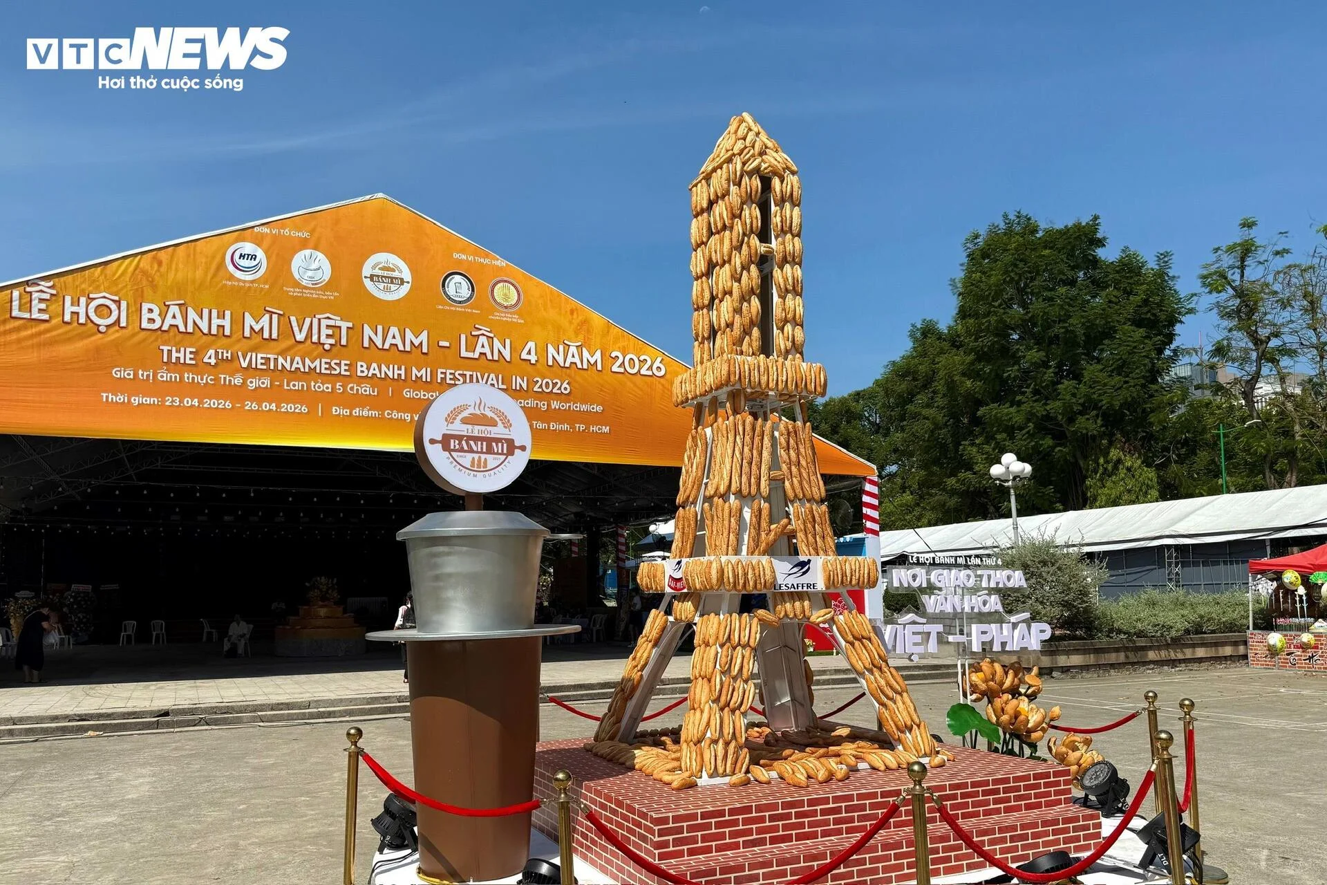 Фестиваль вьетнамского банми переполнен людьми, стоящими в очередях, чтобы его попробовать.