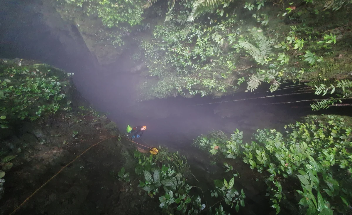 Внутри недавно обнаруженной пещеры во Вьетнаме находится 350-метровый водопад